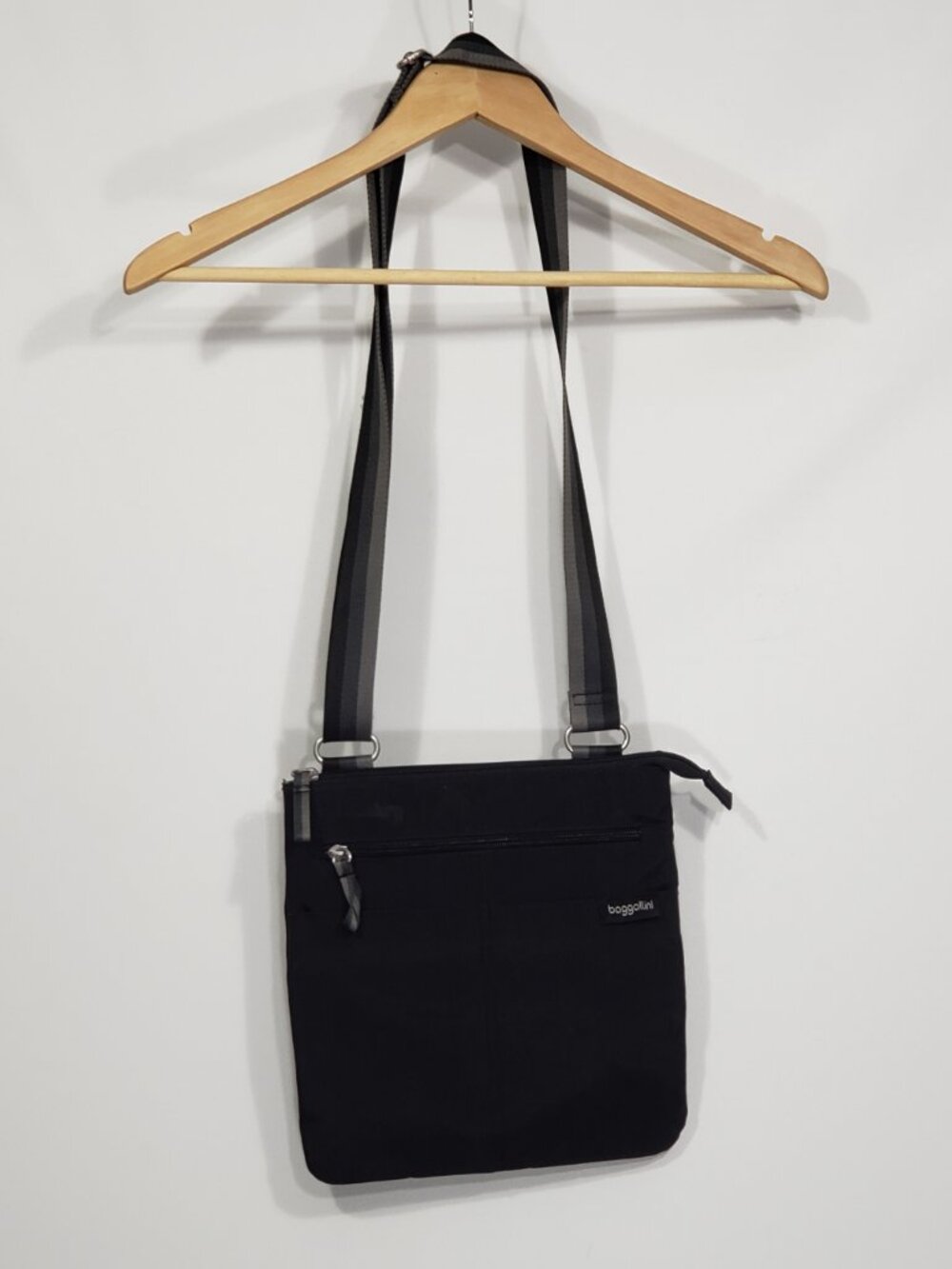 Baggallini Black Crossbody Bag Purse 10.5 X 10 excellent condition Adjustable